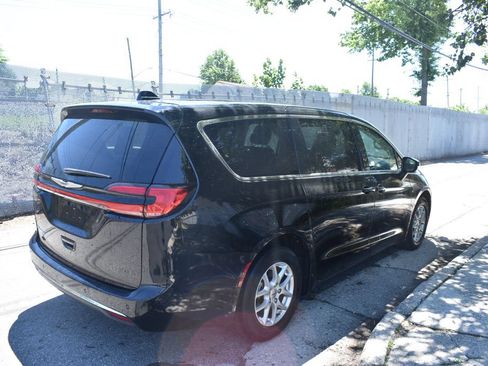 Used 2024 Chrysler Pacifica Touring-L FWD image 5