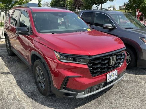 Used 2025 Honda Pilot TrailSport image 3