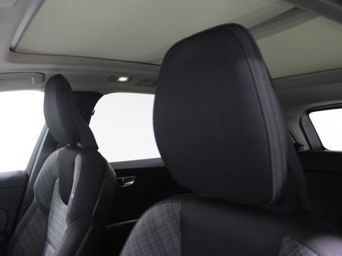 Used 2022 Volvo XC60 B5 Momentum image 4