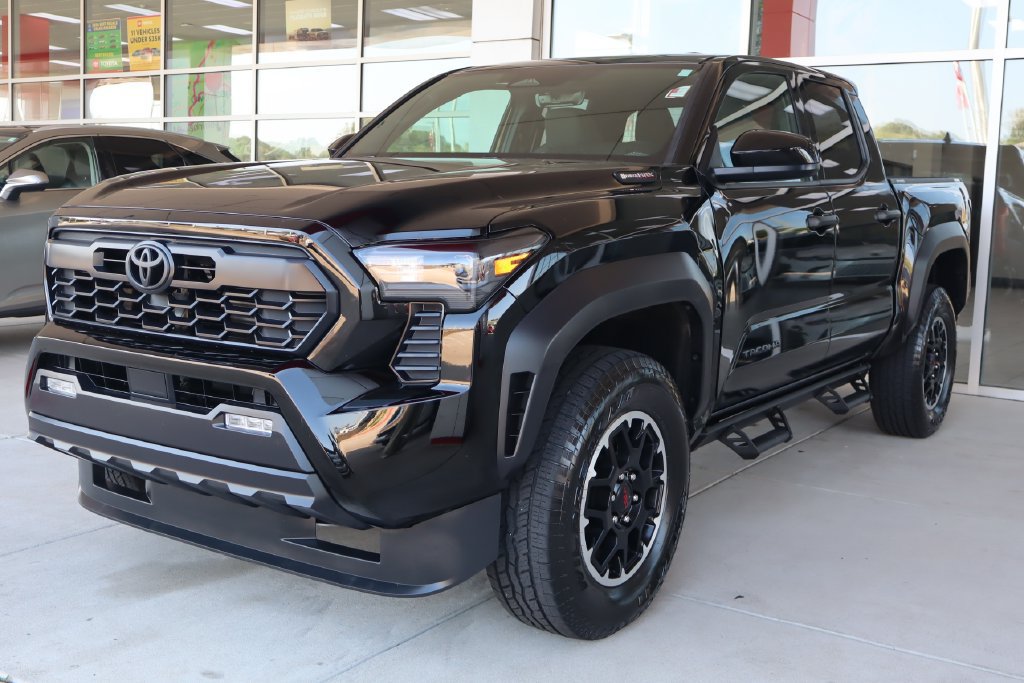 Used 2025 Toyota Tacoma TRD Off-Road AWD/4WD image 3