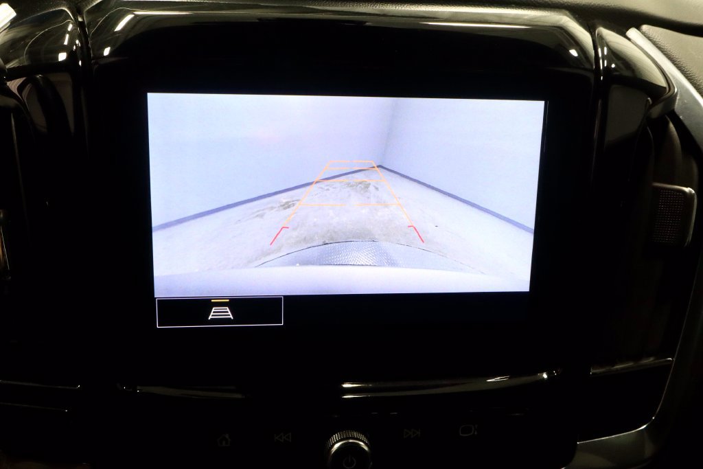 Used 2023 Chevrolet Traverse LT FWD image 2