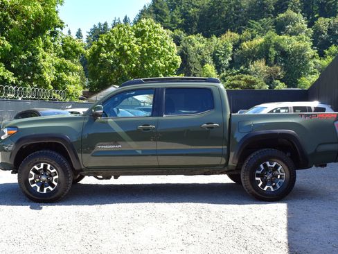 Used 2022 Toyota Tacoma TRD Off-Road w/ TRD Premium Off Road Package AWD/4WD image 37