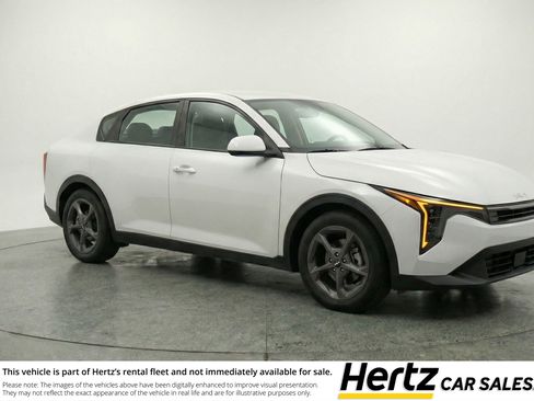 Used 2025 Kia K4 LXS image 1