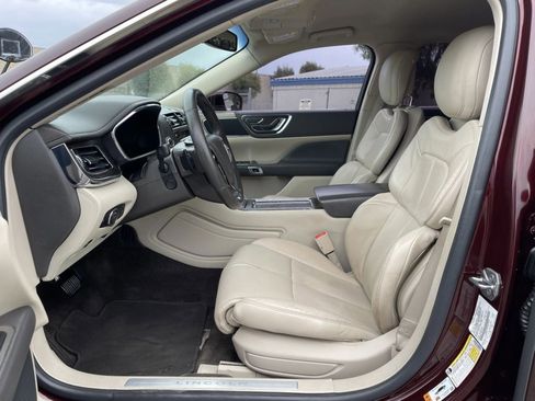 Used 2017 Lincoln Continental Select image 15