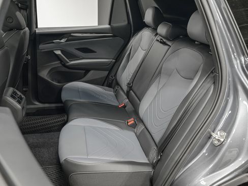 Used 2025 Volkswagen Tiguan SE R-Line image 28