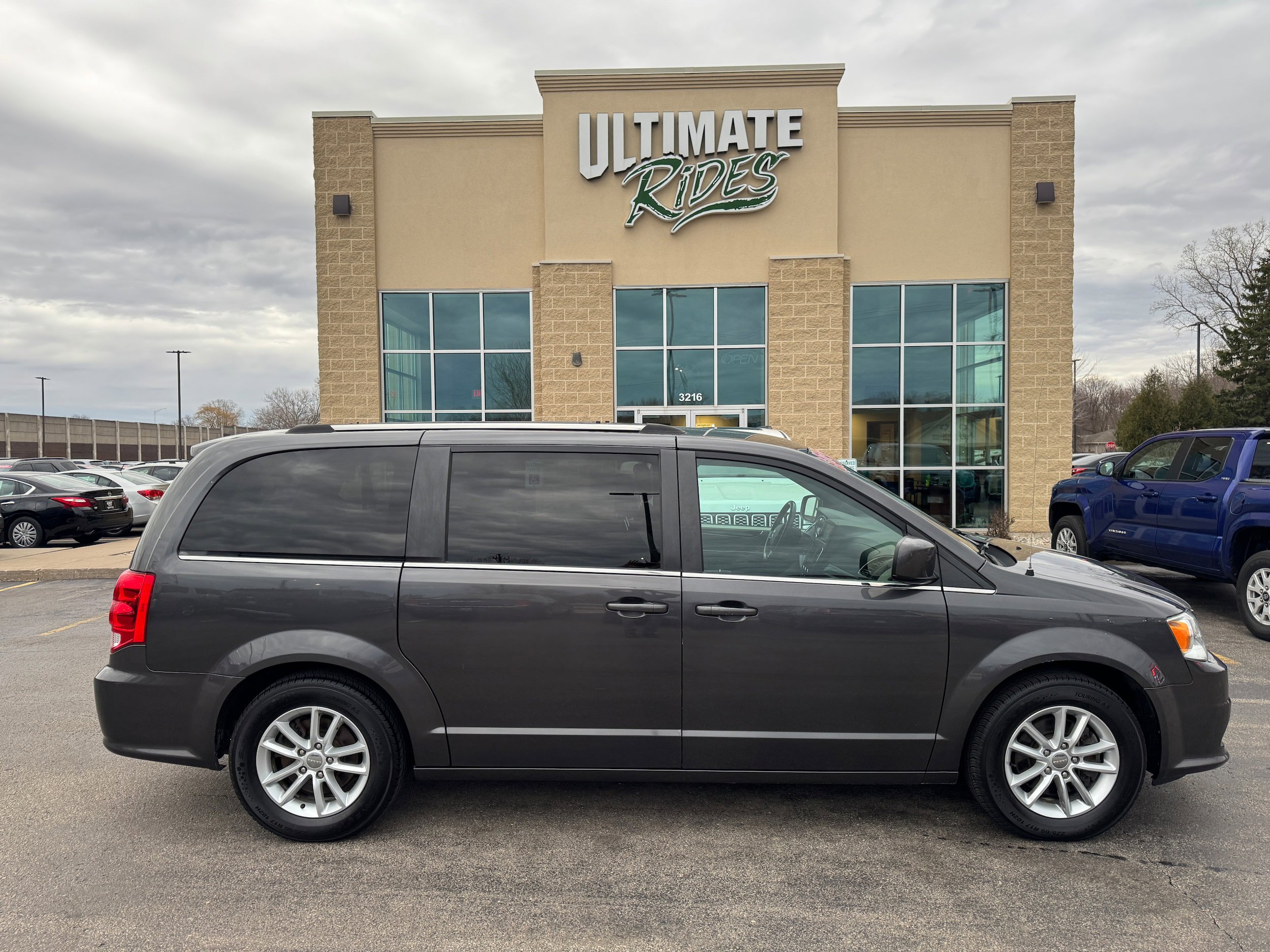 Used 2020 Dodge Grand Caravan SXT FWD image 1
