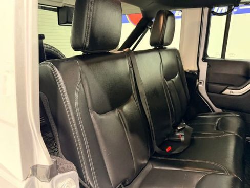 Used 2014 Jeep Wrangler Unlimited Sahara w/ Max Tow Package AWD/4WD image 28