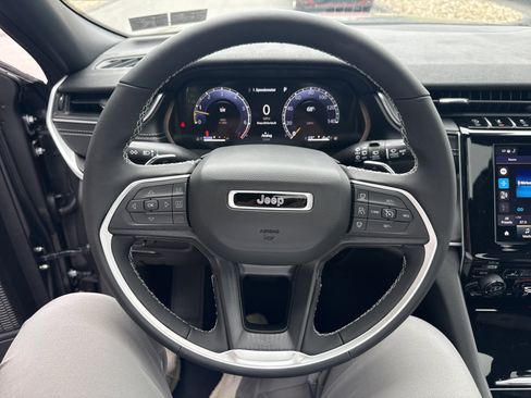 New 2025 Jeep Grand Cherokee Laredo X w/ Luxury Tech Group I image 17