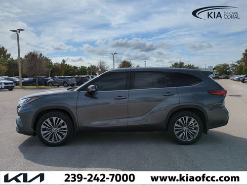 Used 2023 Toyota Highlander LE image 8