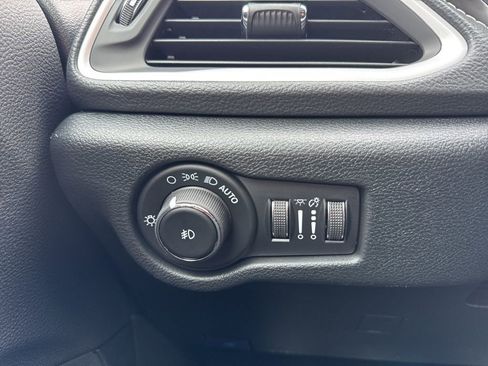 New 2026 Chrysler Pacifica Select image 11