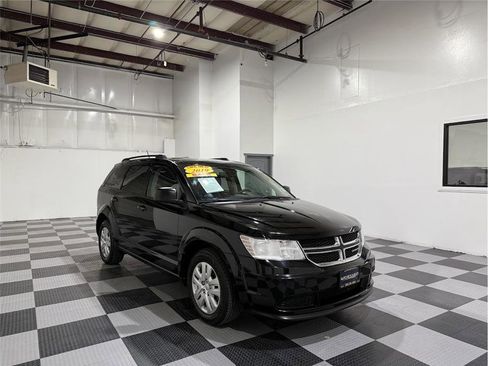 Used 2019 Dodge Journey SE image 2