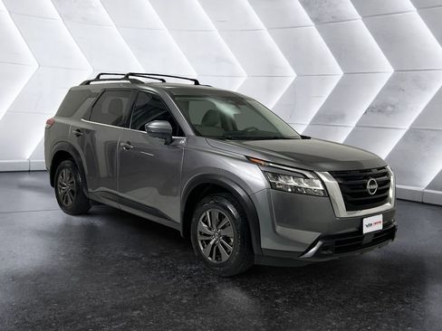 Used 2022 Nissan Pathfinder SV image 1
