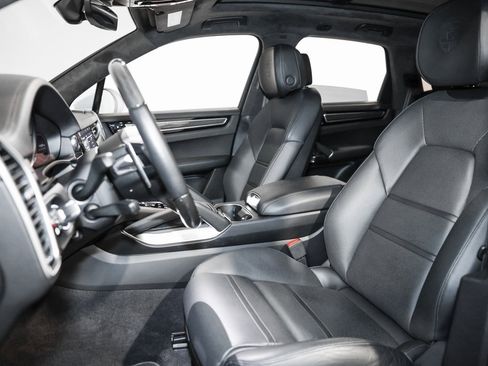 Used 2019 Porsche Cayenne Turbo w/ Sportdesign Package image 29