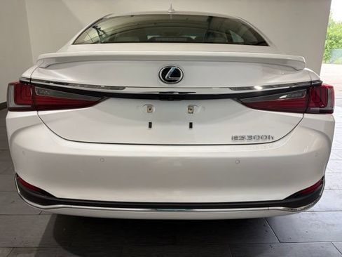 Used 2025 Lexus ES 300h Ultra Luxury w/ Accessory Package (Z1) FWD image 4