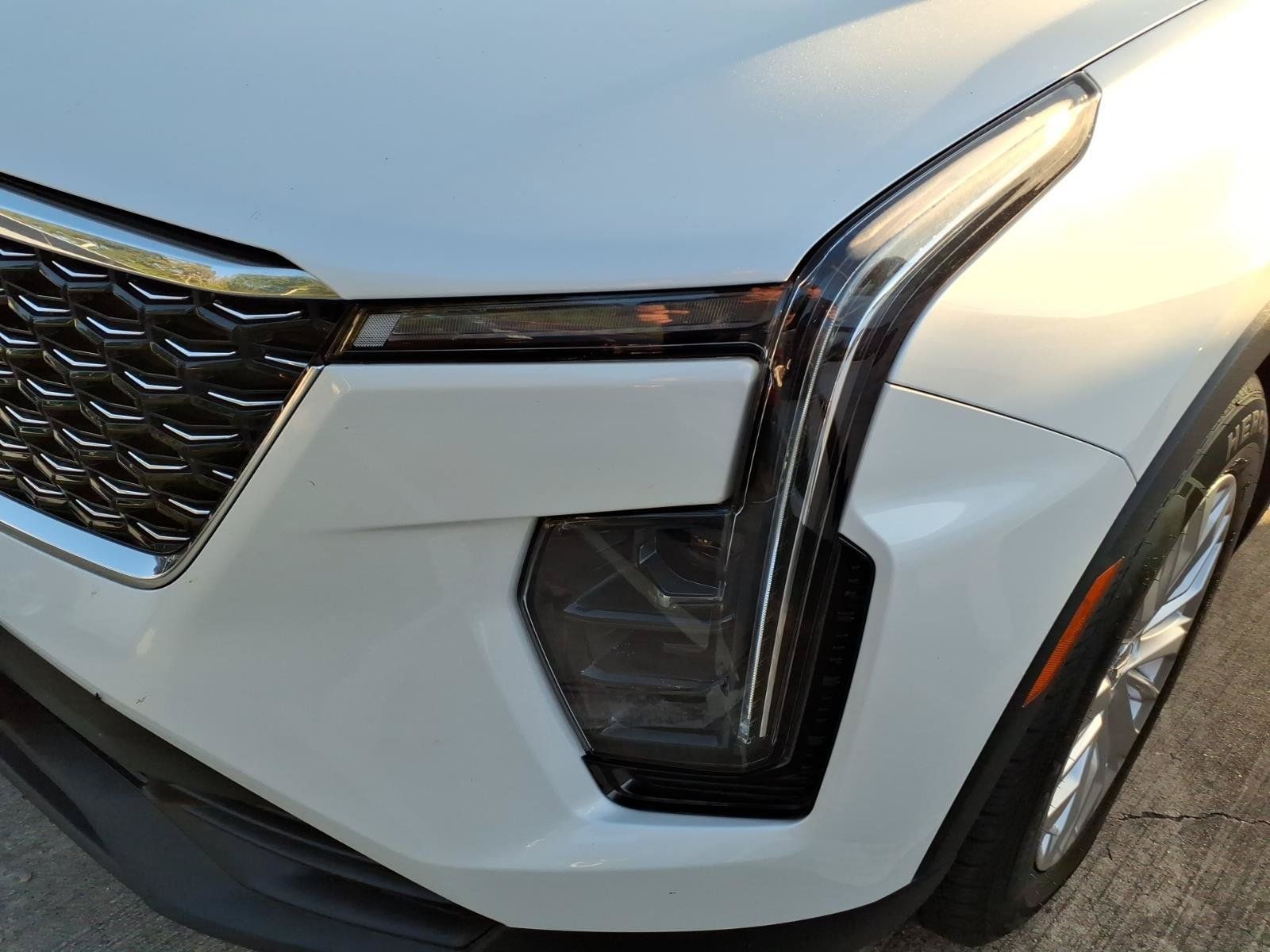 Used 2024 Cadillac XT4 Luxury w/ Cold Weather Package FWD image 5