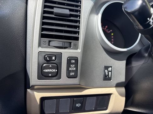 Used 2015 Toyota Sequoia SR5 AWD/4WD image 38