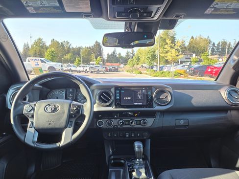 Used 2018 Toyota Tacoma TRD Off-Road w/ Technology Package AWD/4WD image 12