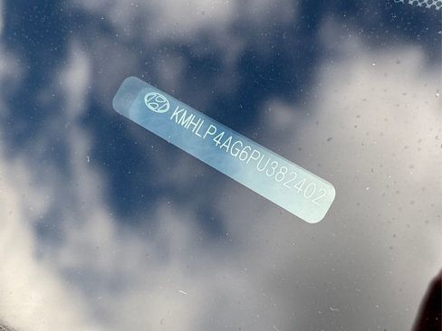 Certified 2023 Hyundai Elantra Limited w/ Preferred Accessory Package image 12