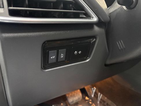 Used 2020 Jaguar F-PACE Premium image 29