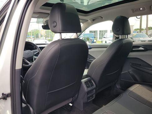 Used 2023 Volkswagen Taos SE w/ Panoramic Sunroof Package FWD image 10