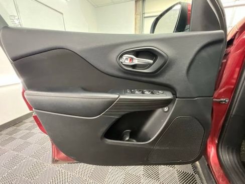 Used 2016 Jeep Cherokee Latitude AWD/4WD image 8