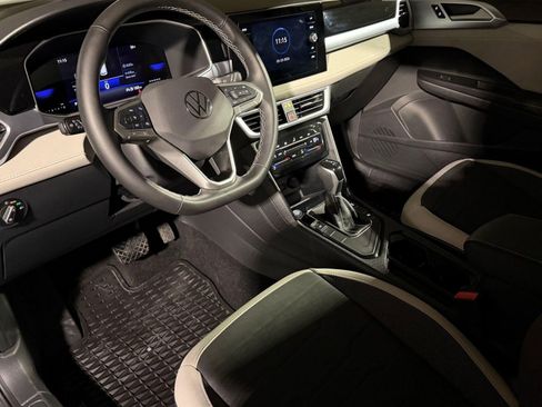 Used 2025 Volkswagen Taos SE image 4