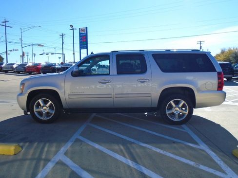 Used 2014 Chevrolet Suburban LT w/ Luxury Package image 4