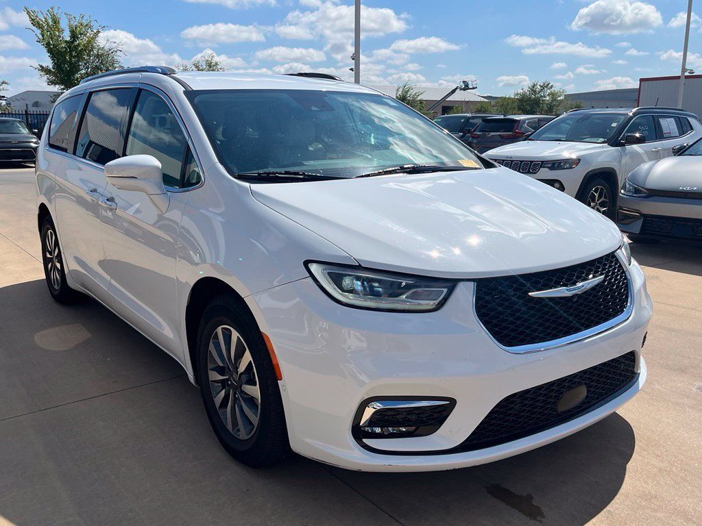 Used 2021 Chrysler Pacifica Touring-L FWD image 4