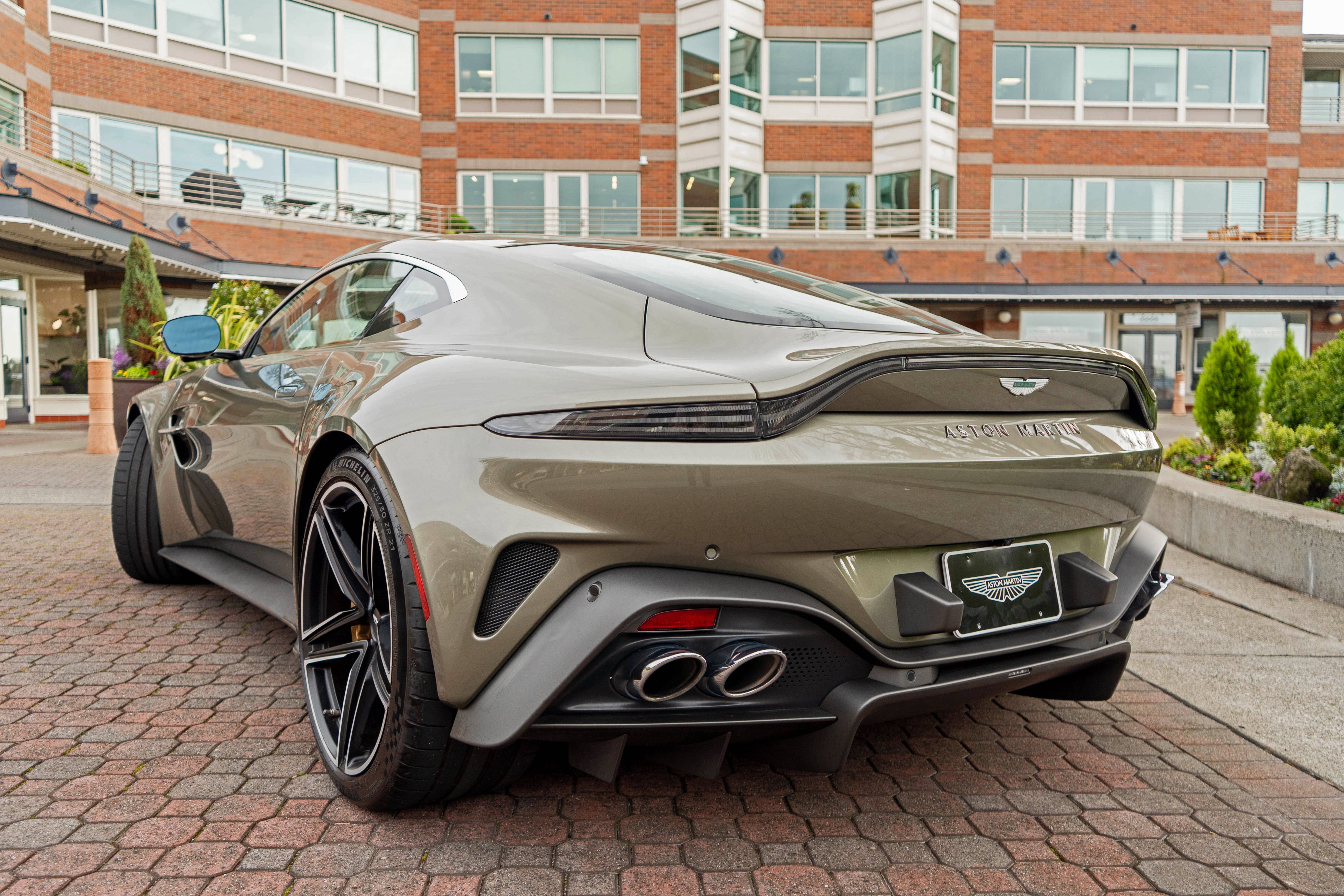 Used 2025 Aston Martin V8 Vantage Coupe RWD image 36