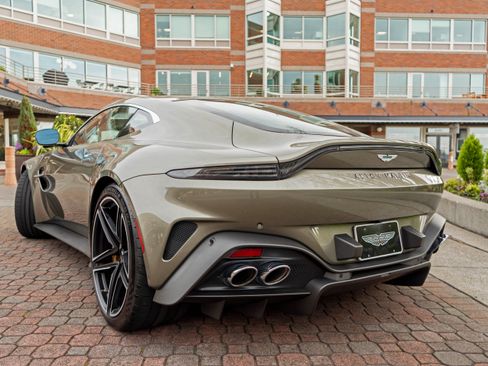 Used 2025 Aston Martin V8 Vantage Coupe image 36