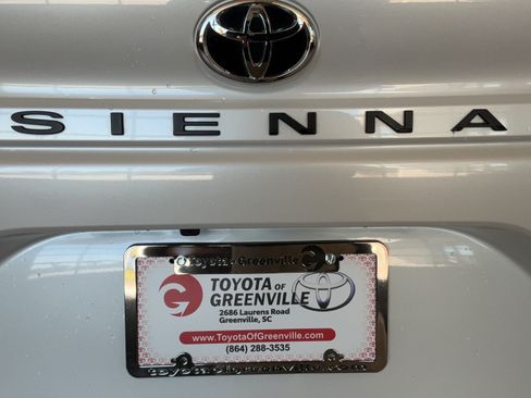 Used 2026 Toyota Sienna XLE FWD image 49