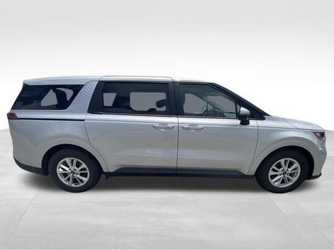 Used 2022 Kia Carnival LX FWD image 12