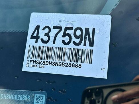 Used 2022 Ford Explorer XLT w/ Equipment Group 202A image 4