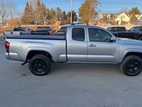 Used 2022 Toyota Tacoma SR w/ SR Convenience Package image 2