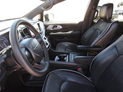 Used 2025 Chrysler Pacifica Limited FWD image 16
