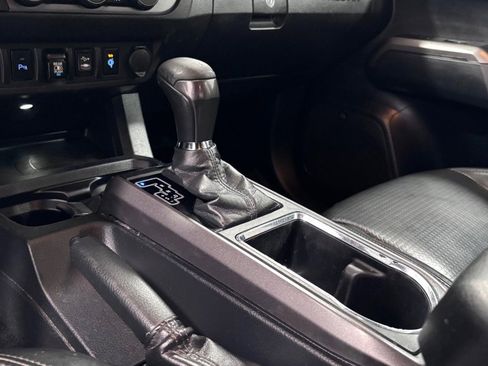 Used 2019 Toyota Tacoma TRD Sport AWD/4WD image 15