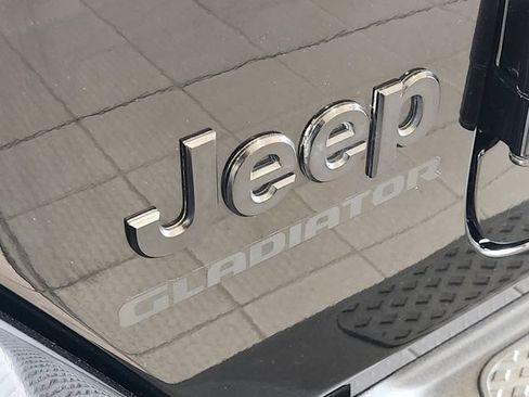 Used 2021 Jeep Gladiator Sport AWD/4WD image 9