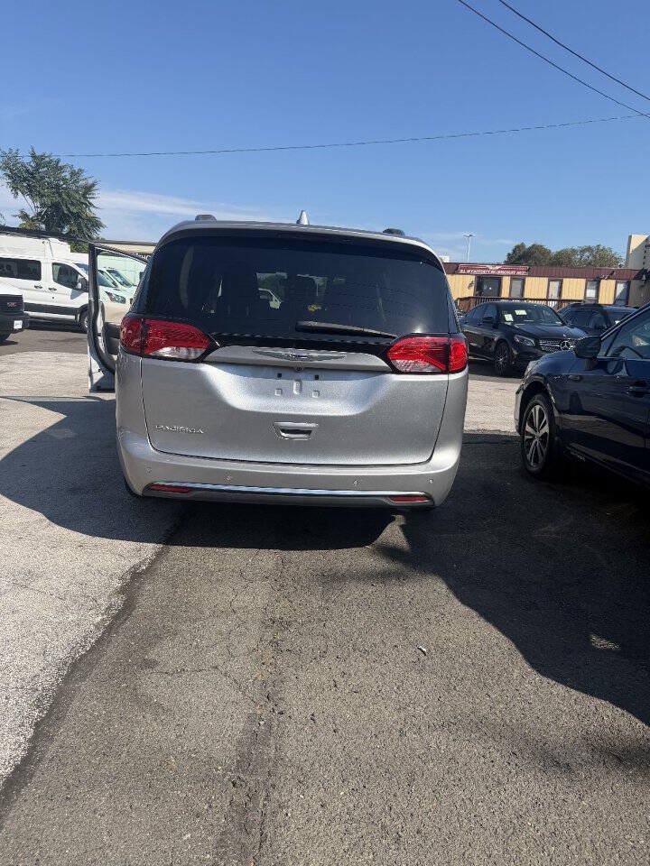 Used 2019 Chrysler Pacifica Touring-L FWD image 16