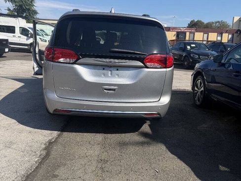 Used 2019 Chrysler Pacifica Touring-L FWD image 16