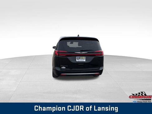 Used 2024 Chrysler Pacifica Touring-L FWD image 5