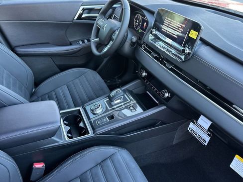 New 2025 Mitsubishi Outlander SE image 16
