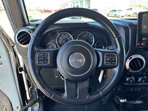 Used 2016 Jeep Wrangler Unlimited Rubicon w/ Connectivity Group AWD/4WD image 27