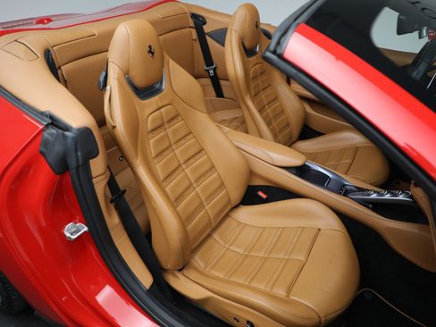 Used 2019 Ferrari Portofino RWD image 15