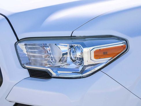 Certified 2018 Toyota Tacoma SR image 8