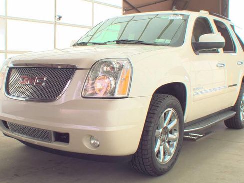 Used 2014 GMC Yukon Denali AWD/4WD image 1