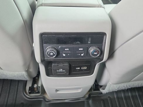 Used 2021 GMC Acadia SLT w/ Technology Package FWD image 19