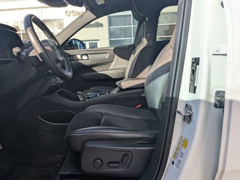 Used 2021 Volvo XC40 T5 R-Design AWD/4WD image 2