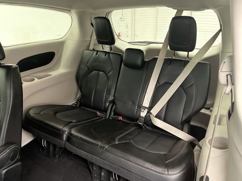 Used 2024 Chrysler Pacifica Touring-L image 13