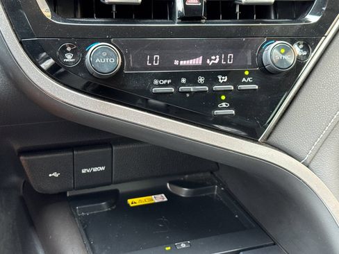 Used 2022 Toyota Camry XSE FWD image 18