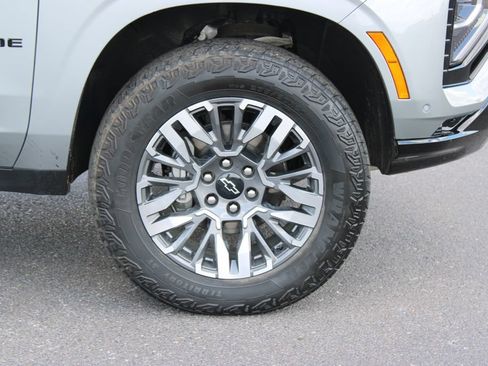 Used 2025 Chevrolet Tahoe Z71 w/ Comfort Package AWD/4WD image 12